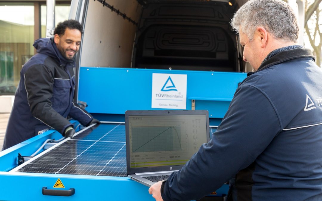 TÜV Rheinland bietet mobile Labore zur Qualitätssicherung von Solarparks